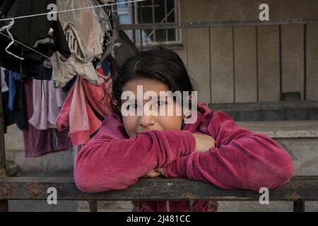 Chisinau, Moldavie. 8th avril 2022. Une jeune fille ROM est photographiée au centre des réfugiés. Les Roms 'romanies', également connus sous le nom de 'gitans', font partie des 4 millions de personnes qui ont été déplacées par la violence du conflit armé en Ukraine; placées dans des centres d'aide aux réfugiés dans différentes parties de la Moldova. Ils sont généralement organisés et séparés des autres groupes.il n'y a pas de données précises, mais selon des organisations telles que le FundaciÃ³n Secretariado Gitano, il y a environ 400 000 Roms vivant en Ukraine. (Credit image: © Israel Fuguemann/SOPA Images via ZUMA Press Wire) Banque D'Images