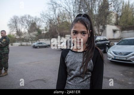 Chisinau, Moldavie. 8th avril 2022. Une jeune fille ROM photographiée sur le parking de la vieille université de Moldavie. Les Roms 'romanies', également connus sous le nom de 'gitans', font partie des 4 millions de personnes qui ont été déplacées par la violence du conflit armé en Ukraine; placées dans des centres d'aide aux réfugiés dans différentes parties de la Moldova. Ils sont généralement organisés et séparés des autres groupes.il n'y a pas de données précises, mais selon des organisations telles que le FundaciÃ³n Secretariado Gitano, il y a environ 400 000 Roms vivant en Ukraine. (Credit image: © Israel Fuguemann/SOPA Images v Banque D'Images