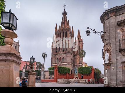 San Miguel de Allende, Mexique - décembre 21,2012. Parroquia Archange église jardin place de la ville. Cette ville dont l'histoire et la tradition se mêlent à la Banque D'Images