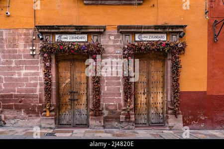 San Miguel de Allende, Mexique - décembre 21,2012. Rue de San Miguel de Allende, Mexique et détails architecturaux. Banque D'Images