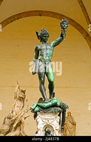 Statue en bronze de Persée décapitant Medusa par Cellini debout dans la Loggia dei Lanzi en Piazza della Signoria à Florence Italie Banque D'Images