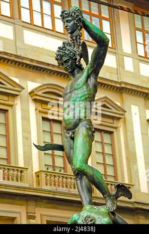 Statue en bronze de Persée décapitant Medusa par Cellini debout dans la Loggia dei Lanzi en Piazza della Signoria à Florence Italie Banque D'Images