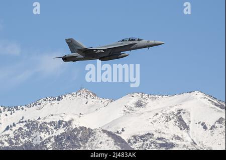 Un F/A-18F Super Hornet vole plusieurs passes à différentes altitudes au-dessus de la piste au cours d'une série de 5G essais avioniques le 1 mars 2022, à la base aérienne Hill, Utah. Une station d'essai mobile 5G a été utilisée pendant les essais dans le cadre de la démonstration pour mettre en œuvre 5G technologies sans compromettre la sécurité des aéronefs militaires et civils. (É.-U. Photo de la Force aérienne par Cynthia Griggs) Banque D'Images