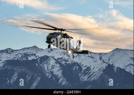 Un UH-60 Blackhawk survole le terrain d'aviation au cours d'une série de 5G essais avioniques effectués le 2 mars 2022 à la base aérienne de Hill, Utah. Une station d'essai mobile 5G a été utilisée pendant les essais dans le cadre de la démonstration pour mettre en œuvre 5G technologies sans compromettre la sécurité des aéronefs militaires et civils. (É.-U. Photo de la Force aérienne par Cynthia Griggs) Banque D'Images