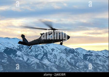 Un UH-60 Blackhawk survole le terrain d'aviation au cours d'une série de 5G essais avioniques effectués le 2 mars 2022 à la base aérienne de Hill, Utah. Une station d'essai mobile 5G a été utilisée pendant les essais dans le cadre de la démonstration pour mettre en œuvre 5G technologies sans compromettre la sécurité des aéronefs militaires et civils. (É.-U. Photo de la Force aérienne par Cynthia Griggs) Banque D'Images