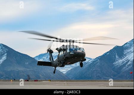 Un UH-60 Blackhawk survole le terrain d'aviation au cours d'une série de 5G essais avioniques effectués le 2 mars 2022 à la base aérienne de Hill, Utah. Une station d'essai mobile 5G a été utilisée pendant les essais dans le cadre de la démonstration pour mettre en œuvre 5G technologies sans compromettre la sécurité des aéronefs militaires et civils. (É.-U. Photo de la Force aérienne par Cynthia Griggs) Banque D'Images