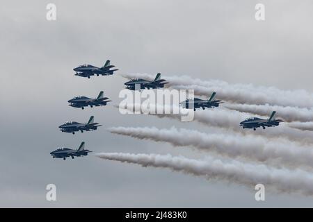 L'équipe aérienne italienne Frecce Tricolori effectue des manœuvres aériennes d'experts lors d'une journée portes ouvertes à la base aérienne d'Aviano, en Italie, le 1 avril 2022. Frecce Tricolori se traduit littéralement par des flèches tricolores et l'équipe est la plus grande équipe de voltige militaire au monde pour effectuer des manœuvres aériennes. (É.-U. Photo de la Force aérienne par le premier Airman Brooke Moeder) Banque D'Images