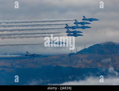 L'équipe aérienne italienne Frecce Tricolori effectue des manœuvres aériennes d'experts lors d'une journée portes ouvertes à la base aérienne d'Aviano, en Italie, le 1 avril 2022. L'équipe nationale d'Aéro-batique italienne a été officiellement créée le 1 mars 1961 et prend actuellement le vol de l'Aermacchi MB-339 italien. L'équipe est basée à la base aérienne de Rivolto, en Italie. (É.-U. Photo de la Force aérienne par le premier Airman Brooke Moeder) Banque D'Images