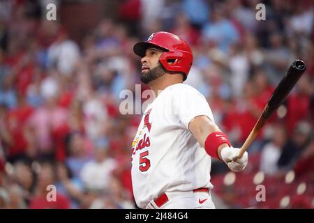 St. Louis, États-Unis. 12th avril 2022. St Louis Cardinals désigné hitter Albert Pujols regarde sa course à la maison de carrière 680 quitter Busch Stadium dans le premier repas contre les Kansas City Royals à St. Louis le mardi 12 avril 2022. Photo par Bill Greenblatt/UPI crédit: UPI/Alay Live News Banque D'Images