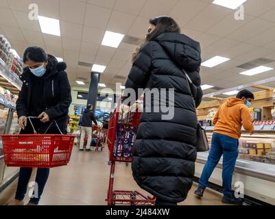 Kirkland, WA USA - vers mars 2022 : vue d'hommes et de femmes avec des chariots et des paniers à main, shopping dans une épicerie de Trader Joe. Banque D'Images