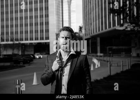 Homme d'affaires surtravaillé. Hurlant, un homme d'affaires furieux devient fou. Mauvaises nouvelles d'affaires. Banque D'Images