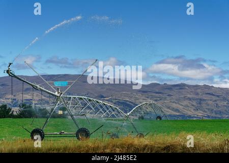 Système d'irrigation à grande échelle sur une ferme laitière, Otago, île du sud, Aotearoa / Nouvelle-Zélande Banque D'Images