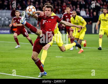 Munich, Allemagne. 12th avril 2022. Thomas Mueller de Bayern Munich contrôle le ballon lors d'un match de deuxième quart de finale de la Ligue des champions de l'UEFA entre le Bayern Munich d'Allemagne et le Villarreal CF d'Espagne à Munich, Allemagne, le 12 avril 2022. Credit: Philippe Ruiz/Xinhua/Alay Live News Banque D'Images