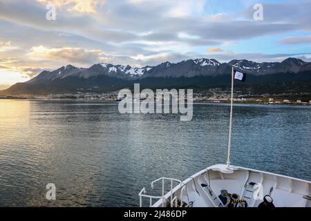 Panorama d'Ushuaia avec port, bateaux de pêche et montagnes, Tierra del Fuego, Patagonie, Argentine Banque D'Images