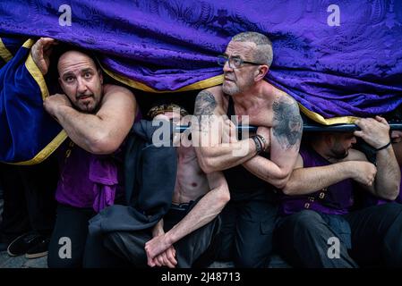 Cadix, Espagne. 13th avril 2022. Les Pénitents se reposent pendant une procession pendant qu'ils célèbrent le Saint mardi. Après deux ans de restrictions de voyage Covid-19 et d'annulations en Espagne, elle pourrait reprendre ses activités célébrant la semaine sainte. Crédit : SOPA Images Limited/Alamy Live News Banque D'Images