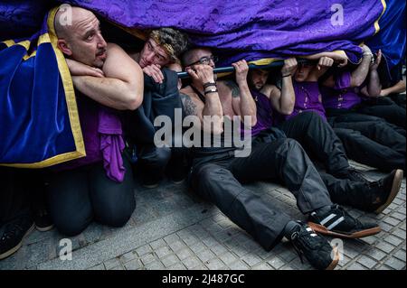 Cadix, Espagne. 13th avril 2022. Les Pénitents se reposent pendant une procession pendant qu'ils célèbrent le Saint mardi. Après deux ans de restrictions de voyage Covid-19 et d'annulations en Espagne, elle pourrait reprendre ses activités célébrant la semaine sainte. (Photo par Miguel Candela/SOPA Images/Sipa USA) crédit: SIPA USA/Alay Live News Banque D'Images