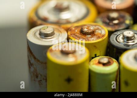 Gros plan de la batterie usagée avec des traces de rouille et de corrosion. Concept de déchets dangereux électroniques Banque D'Images