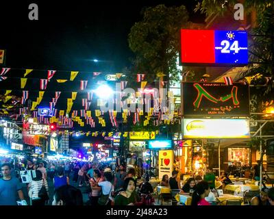 Backpackers partie sur la rue Khoa San avec des bars et de la restauration rapide. Banque D'Images