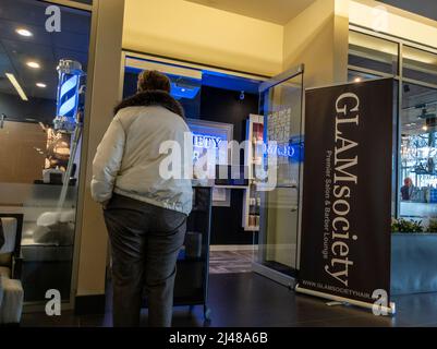 Bellevue, Washington, États-Unis - vers avril 2022 : vue d'une femme utilisant l'auto-enregistrement à GLAMSociety Banque D'Images