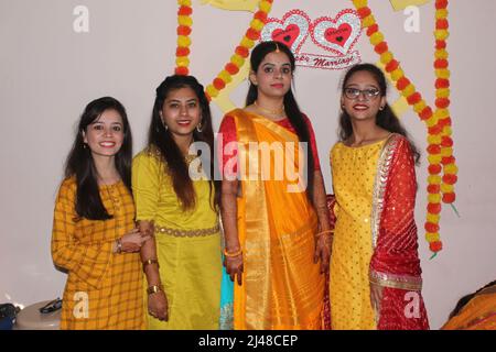 Mariée hindoue indienne avec pâte curcuma appliquée sur son visage en s'amusant avec sa famille et ses amis. Concept de mariage indien Banque D'Images