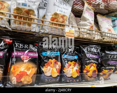 Woodinville, WA USA - vers avril 2022 : vue inclinée des chips de marque Terra à vendre dans une épicerie Haggen. Banque D'Images