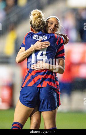 Trinity Rodman célèbre un but - US football professionnel femme célébration footballeur - embrassant Mallory Pugh pendant le match de football USWNT vs Ouzbékistan - photo des joueurs de l'équipe nationale des états-unis célébrant Banque D'Images