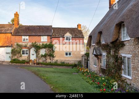 Cottages au lever du soleil le matin du printemps. Tredington, Warwickshire, Angleterre. Banque D'Images