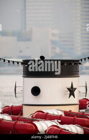 Détail de l'entonnoir et des bouées de sauvetage du « Solar Star », une flotte de Star Ferry, Tsim Sha Tsui, Kowloon, Hong Kong, 2007 Banque D'Images