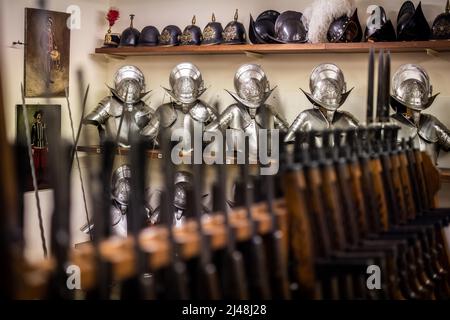 ROM, Italie. 09th avril 2022. Des armures et des armes antiques sont visibles dans les casernes de la Garde suisse. Avec leurs uniformes Renaissance colorés, les gardes suisses sont un motif photo incontournable pour de nombreux touristes à Rome, mais les casernes du garde-corps papal ne sont pas exactement accrocheuses. Les soldats devraient vivre mieux. (À dpa 'Dispute over Barracks of the Swiss Guard in Rome') Credit: Oliver Weiken/dpa/Alay Live News Banque D'Images