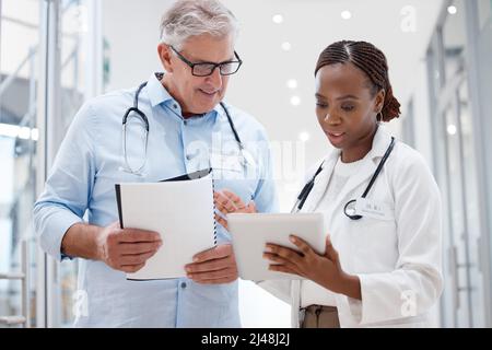 Vous avez de grandes idées. Prise de vue de deux médecins discutant des résultats d'un patient. Banque D'Images