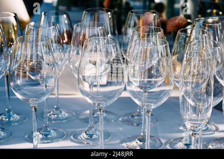 Un ensemble de verres pour le vin avant de servir sur la table de fête Banque D'Images