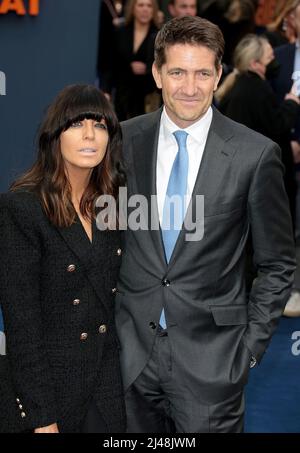 12 avril 2022 - Londres, Angleterre, Royaume-Uni - Claudia Winkleman et Kris Thykier assistent à la première du film de l'opération mincemeat au Royaume-Uni, Curzon Mayfair Banque D'Images