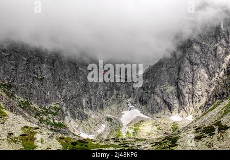 Nuages sombres sur les collines et Gondola de téléphérique au pic de Lomnicky stit dans les montagnes des Hautes Tatras , Slovaquie Banque D'Images