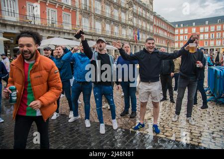 Madrid, Espagne. 12th avril 2022. Un groupe de fans de Chelsea et de Manchester City a commencé un combat qui a été rapidement dissous par la police à Plaza Mayor, Madrid, Espagne, mardi (avril 12). Les fans déplacés dans la capitale espagnole se sont concentrés sur la Plaza Mayor et ont été contrôlés par la police nationale. Crédit : Pacific Press Media production Corp./Alay Live News Banque D'Images