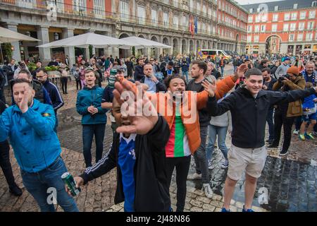 Madrid, Espagne. 12th avril 2022. Un groupe de fans de Chelsea et de Manchester City a commencé un combat qui a été rapidement dissous par la police à Plaza Mayor, Madrid, Espagne, mardi (avril 12). Les fans déplacés dans la capitale espagnole se sont concentrés sur la Plaza Mayor et ont été contrôlés par la police nationale. Crédit : Pacific Press Media production Corp./Alay Live News Banque D'Images