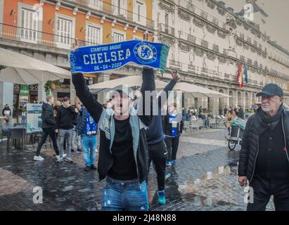 Madrid, Espagne. 12th avril 2022. Un groupe de fans de Chelsea et de Manchester City a commencé un combat qui a été rapidement dissous par la police à Plaza Mayor, Madrid, Espagne, mardi (avril 12). Les fans déplacés dans la capitale espagnole se sont concentrés sur la Plaza Mayor et ont été contrôlés par la police nationale. Crédit : Pacific Press Media production Corp./Alay Live News Banque D'Images