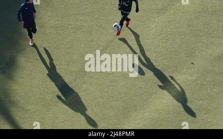 Hambourg, Allemagne.28th janvier 2022.Les enfants jouent au football sur un terrain de gazon artificiel.Credit: Marcus Brandt/dpa/Alay Live News Banque D'Images