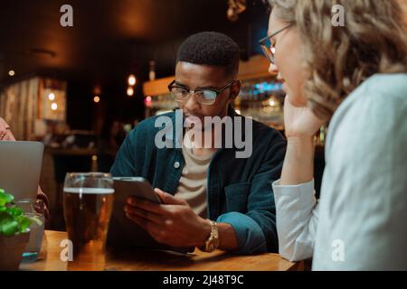 divers collègues parlent de travail pour prendre un verre Banque D'Images