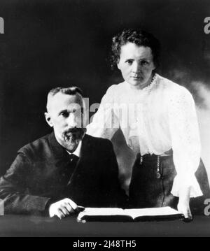 Pierre Curie (1859-1906) et Marie Sklodowska Curie (1867-1934) ont reçu conjointement le prix Nobel de physique en 1903 pour la découverte des éléments radioactifs polonium et radium. Encore aujourd'hui, les Curies sont l'inspiration pour la culture populaire et les discussions sur les manuels de sciences. Cette photographie a été diffusée au cours de l'année 1960s comme publicité pour un programme de télévision éducative sur la découverte du radium Banque D'Images