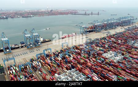 QINGDAO, CHINE - le 13 AVRIL 2022 - des navires de cargaison travaillent au terminal à conteneurs de Qianwan du port de Qingdao, dans la province de Shandong, en Chine orientale, le 13 avril 2022 Banque D'Images