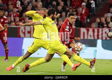 Jamal Musiala du Bayern Muenchen gegen Raul Albiol du FC Villarreal MUNICH, ALLEMAGNE - AVRIL 12: UEFA Champions League Quarter final Leg deux matches entre Bayern Muenchen et Villarreal CF au football Arena Munich le 12 avril 2022 à Munich, Allemagne. Ligue des champions de l'UEFA Viertelfinale Rueckspiel © diebilderwelt / Alay stock Banque D'Images