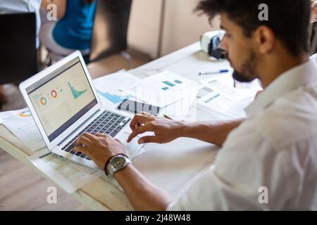 Homme d'affaires qui travaille au bureau pour analyser les données de l'entreprise sur ordinateur portable Banque D'Images