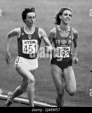 MARY DECKER USA et Tatiana Kazankina athlète soviétique 3000m au navire champion du monde de l'IAAF à Helsinki Finlande le 1983 août Banque D'Images