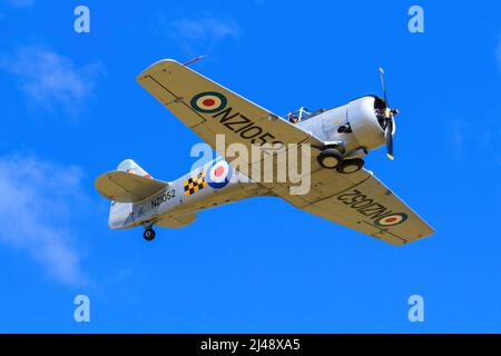 A WW2 Era North American Aviation T-6 Texan (également connu sous le nom de Harvard), un avion d'entraînement, en vol. Cet exemple comporte des marquages de la New Zealand Air Force Banque D'Images