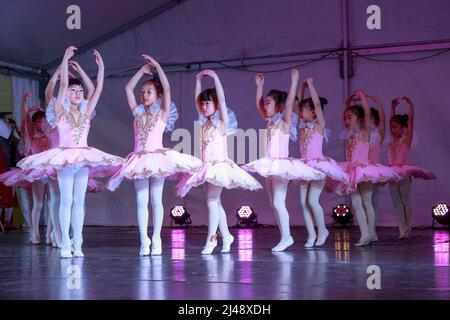 Un groupe de jeunes ballerines asiatiques se présentant sur scène en tutus rose Banque D'Images