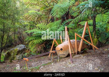 Une sculpture métallique d'un weta (un insecte néo-zélandais) dans le parc de la carrière te Puna, te Puna, Nouvelle-Zélande Banque D'Images