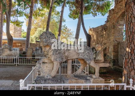 Monument commémoratif romain sarcophagi statue en marbre d'un lion, tel qu'exposé dans le jardin du musée archéologique à côté. Banque D'Images