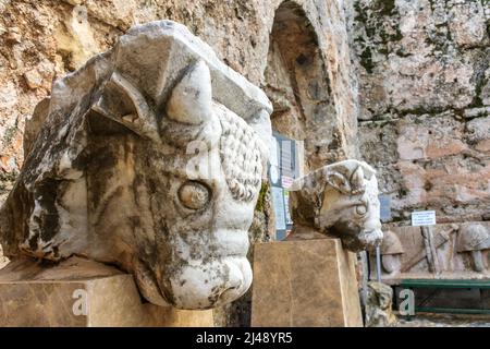 Objets sculptés en marbre exposés au musée archéologique de Side, Turquie. Banque D'Images