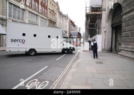 Une fourgonnette de la prison de Serco arrivant au Old Bailey, dans le centre de Londres. Date de la photo: Mercredi 13 avril 2022. Banque D'Images