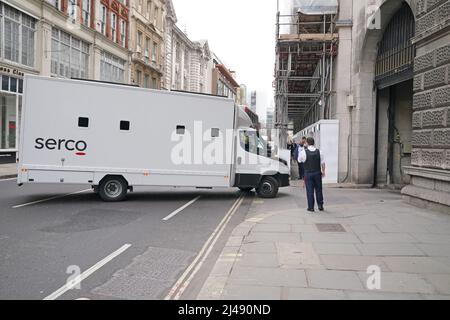 Une fourgonnette de la prison de Serco arrivant au Old Bailey, dans le centre de Londres. Date de la photo: Mercredi 13 avril 2022. Banque D'Images